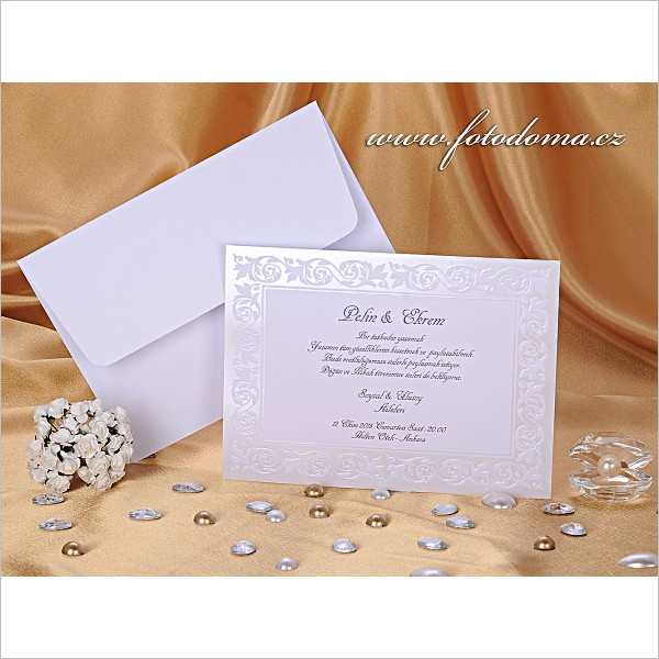Svatební oznámení ve formě bílé obdélníkové karty s perleťovým rámečkem