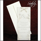 Úzké světlé svatební oznámení s pergamenem a uvázanou nalepenou mašličkou