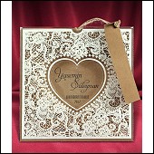 Vysouvací svatební oznámení s průhlednou bohatě zdobenou kapsou s vyseklým srdcem uprostřed vzor 2686