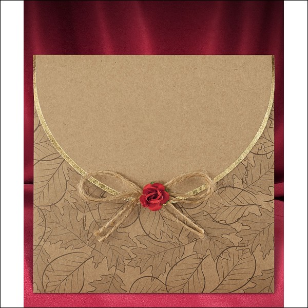 Dvoudílné podzimní svatební oznámení s přebalem ve tvaru obálky z recyklovaného papíru a s rudou květinkou na režné mašličce