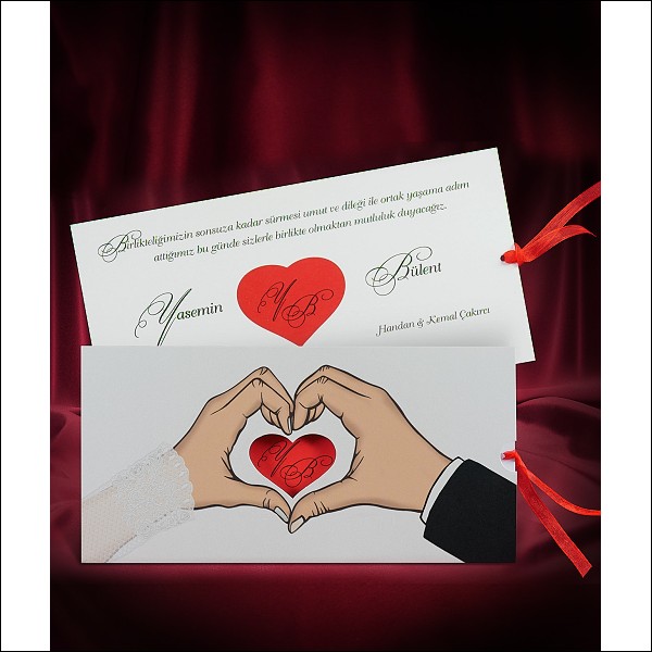 Vysouvací svatební oznámení s červeným srdcem a se srdcem z rukou