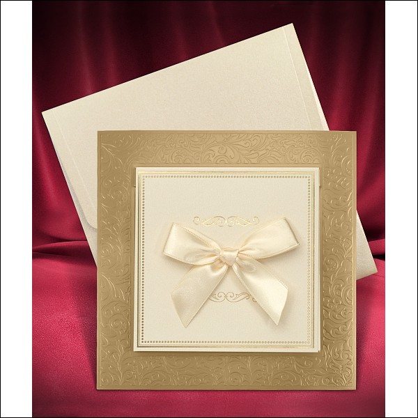 Čtvercové otevírací svatební oznámení s mašlí a se zlatou podkladovou kartou