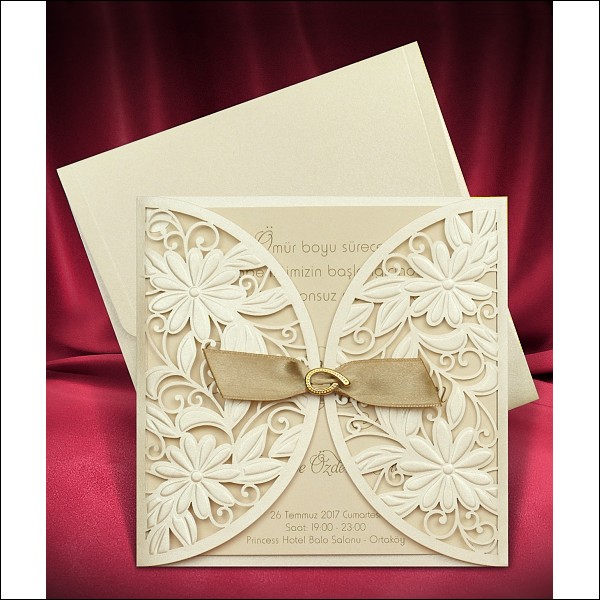 Svatební oznámení s textovou kartou umístěnou ve zlatavě perleťovém ozdobném otevíracím přebalu s mašličkou