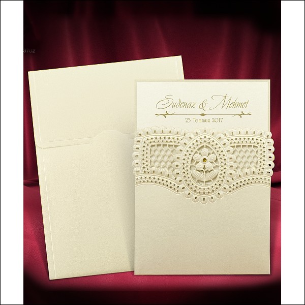Luxusní zlatavě perleťové svatební oznámení s krajkovou květinou a zlatavě se blýskajícím korálkem
