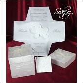 Skládací svatební oznámení krabička se srdíčky nalepenými na dně a se svatebním textem po stěnách, s víčkem a nalepenou mašličkou